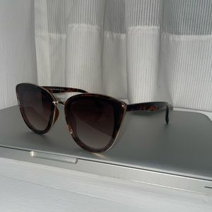 Brown and gold women’s fashion sunglasses